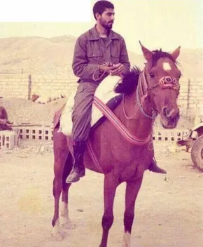 عکس/ حاج‌ قاسم کنارضریح عسکریین(ع)