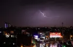 عکس/ تصویر ثبت‌شده از صاعقهٔ بامدادی در سعادت‌آباد تهران