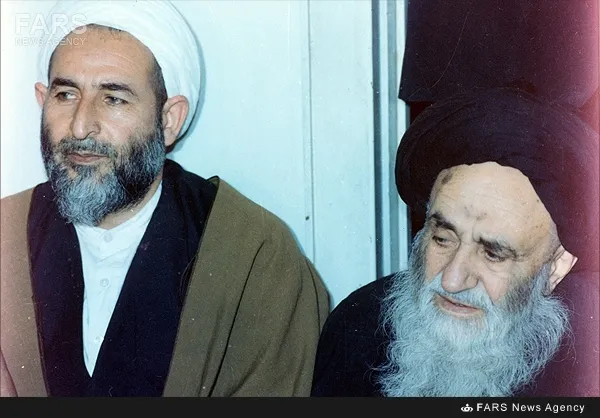 9- آیت‌الله محمد یزدی (رئیس کنونی مجلس خبرگان رهبری) در کنار آیت‌الله العظمی مرعشی نجفی