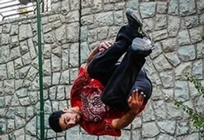 فیلم/درگیری زن جوان و یک روحانی برای فیلمبرداری پنهانی از زن بی حجاب در بیمارستان قم