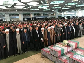 عکس/ وداع آتش‌نشانی که به طور معجزه‌آسا جان سالم به در برد با شهدا