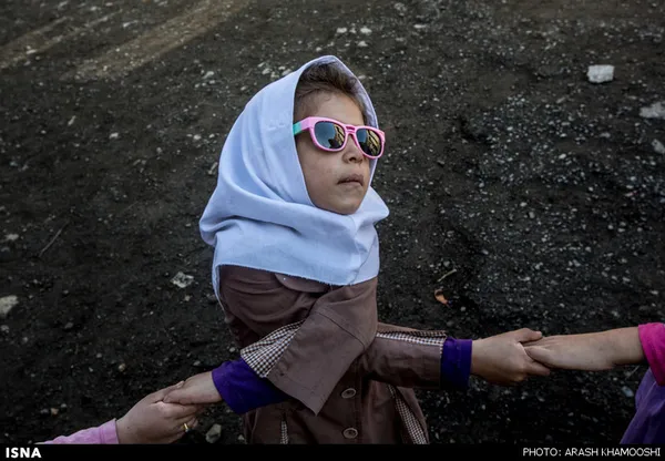 آلا ۷ سال دارد.او در روستای زویران زندگی می‌کند که در پی انفجار مین، چشم راستش را از دست داده و چشم چپش نیز تنها ۶۰ درصد بینایی دارد. 