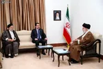عکس/ رهبرانقلاب در حرم حضرت زینب(س)