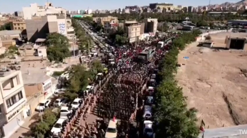 کاروان حامل پیکر رهبر شهید و خانواده ایشان در خیابان‌های مشهد + تصویر