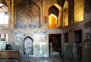 تصاویر / دیوار نویسی؛ عامل تخریب آثار باستانی و تاریخی اصفهان