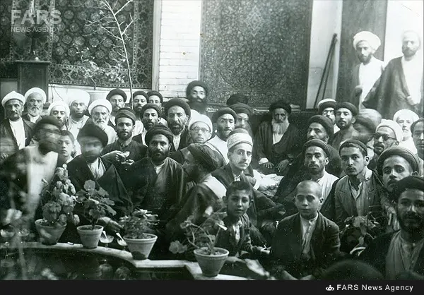 3-مرحوم سلطان الواعظین شیرازی در کنار آیت الله سید محمد بهبهانی وبرخی اهل منبر تهران درمنزل ایشان