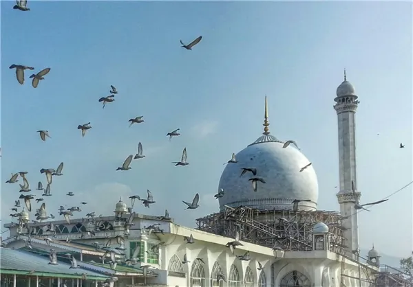 «بال» در زبان اردو به معنای «مو» می‌باشد و از جهت اینکه گفته می‌شود موی پیامبر اسلام در این زیارتگاه نگهداری می‌شود به حرم «حضرت‌بال» معروف شده است. 
