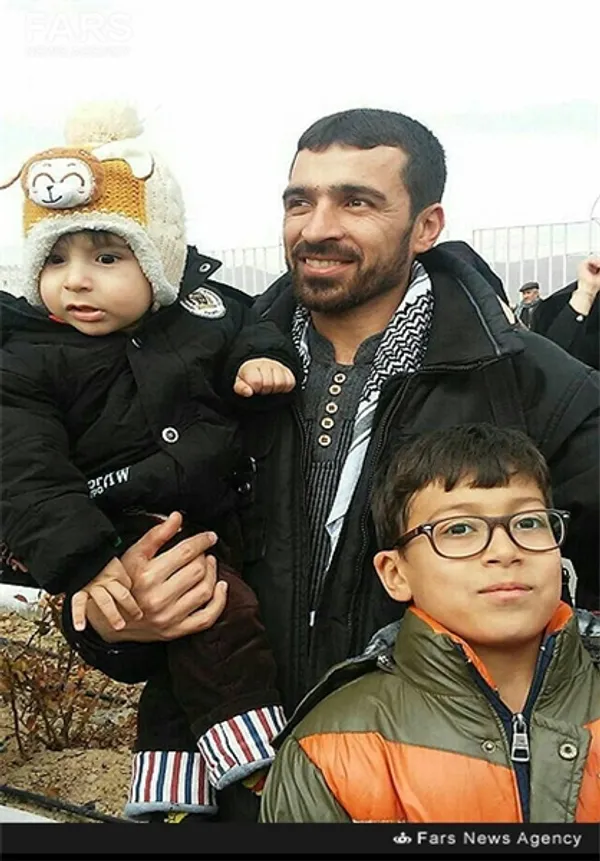  شهید محمد علی اربابی در کنار فرزندانش 