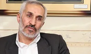عکس/ خوابیدن احمدی‌نژاد در قبر مادرش