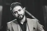 عکسی تکان‌دهنده از خواننده مشهور در حال امضا دادن به قاتل خود