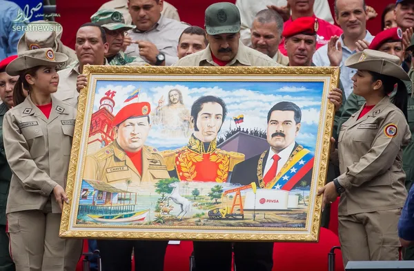 نیکولاس مادورو رییس جمهور ونزوئلا در مقابل تابلوی نقاشی هوگو چاوز، سیمون بولیوار و خودش