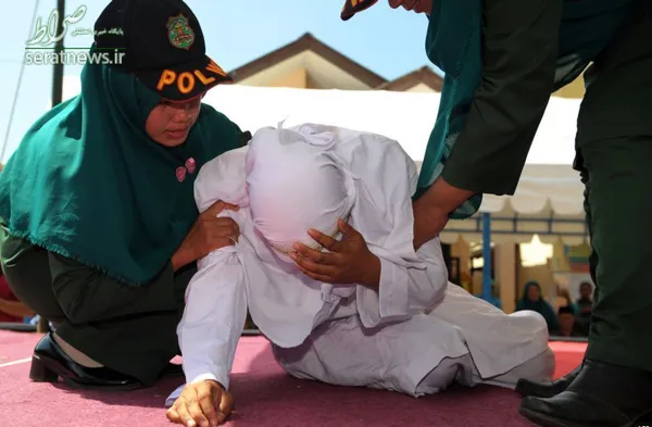 شلاق زدن به یک زن اندونزیایی به دلیل ارتباط نامشروع با یک مرد توسط مقامات شریعت در استان آچه