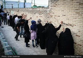 عکس/هاشمی و روحانی دست‌ها را بالا بردند