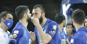 عکس/ علی کریمی در کنار پژوی معروفش