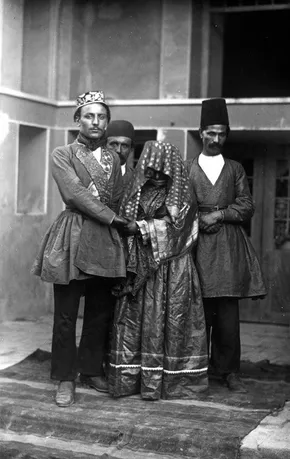 عکس/ ۲۲ نفر در یک باجه تلفن!