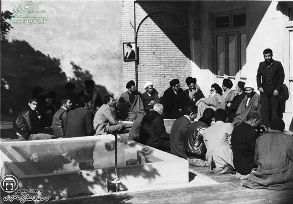 1357. شهید آیت‌الله سید عبدالحسین دستغیب در کنار تنی چند از روحانیون شهر شیراز در  حیاط منزل شخصی