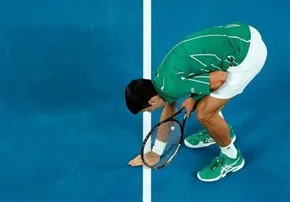فیلم / مرد شماره یک تنیس جهان با بطری آب مصدوم شد