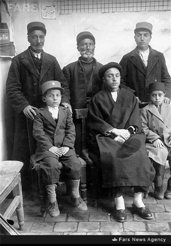 شهید آیت‌الله سید محمدعلی قاضی طباطبایی در کنار برخی اعضای خانواده در دوران نوجوانی