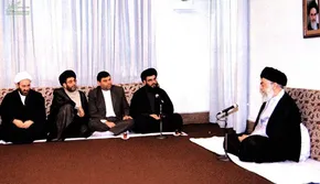 عکس/ سینه‌زنی رهبرانقلاب در جمع رزمندگان