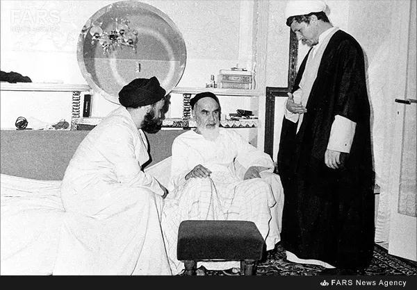 آیت الله اکبر هاشمی رفسنجانی در کنار امام خمینی در حاشیه دیدار نمایندگان اولین دوره مجلس شورای اسلامی - 1359