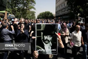 عکس/ خواننده لس آنجلسی در تشییع ملک مطیعی