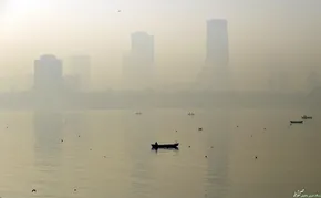 عکس/ ۲۲ نفر در یک باجه تلفن!