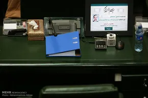 عکس/تمسخر حداد عادل در یک روزنامه