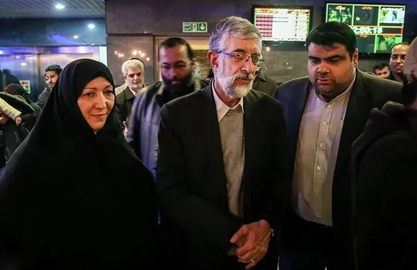 غلامعلی حدادعادل  همراه با همسرش به سینما آزادی تهران رفت و در کنار نرگس آبیار کارگردان فیلم شیار 143 به تماشای این فیلم نشست.
