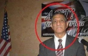 عکس/ بازیگر معروف در حال بوسیدن دست کارگردان