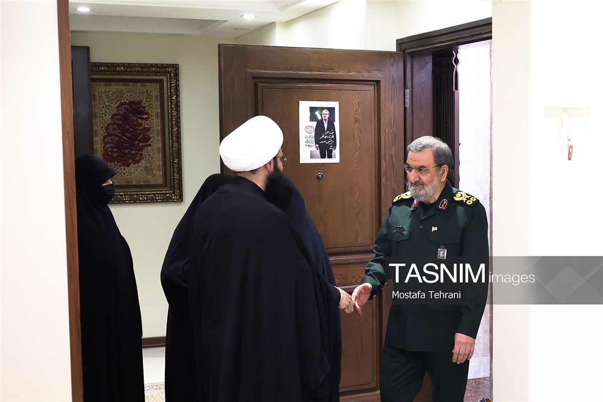 تصاویر| حضور دبیر شورای عالی امنیت ملی در منزل شهید لاریجانی تصاویر| حضور دبیر شورای عالی امنیت ملی در منزل شهید لاریجانی
