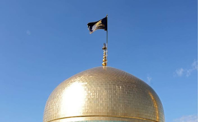 فیلم | اهتزاز پرچم عزا بر فراز گنبد منور رضوی در ایام فاطمیه