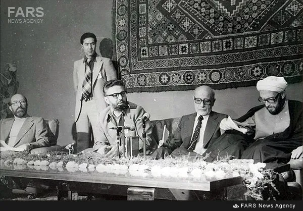 11- مهدی بازرگان به اتفاق برخی اعضای دولت موقت در حاشیه یکی از پیام‌های تلویزیونی. در تصویر محمد مجتهد شبستری نیز دیده می شود