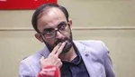 محمدرضا حیاتی اخبار طنز اجرا می‌کند
