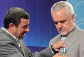 کاریکاتور/ بیمه معاون احمدی نژاد!