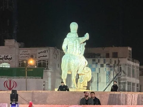 رونمایی از مجسمه «زانو زنندگان برابر ایران» + عکس