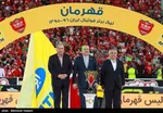 جام قهرمانی بر فراز دستان پرسپولیسی‌ها/ تشویق ایسلندی هواداران/ هانی نوروزی روی سکو نرفت +تصاویر