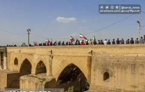 تصاویر| تشکیل زنجیره انسانی روی پل ساسانی دزفول