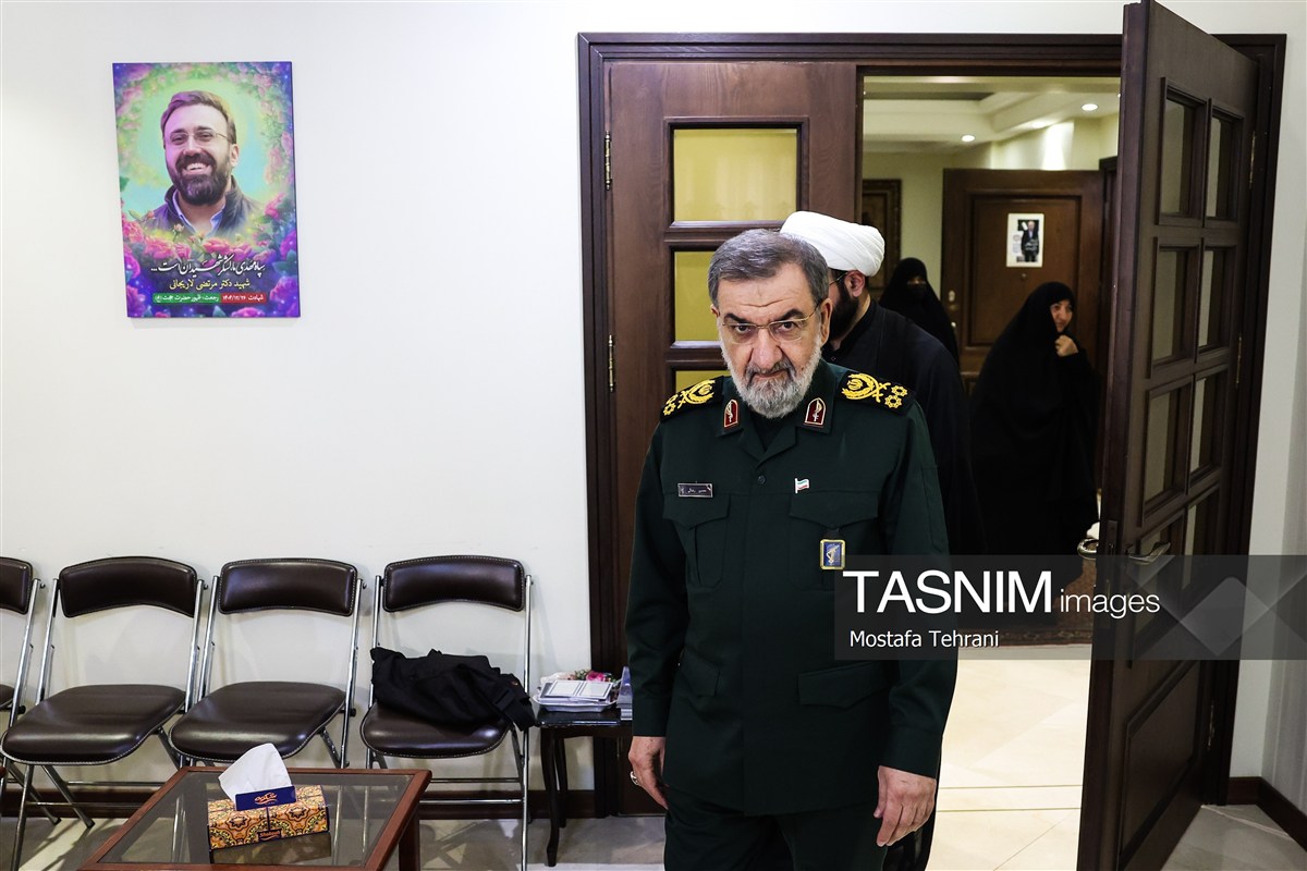 تصاویر| حضور دبیر شورای عالی امنیت ملی در منزل شهید لاریجانی تصاویر| حضور دبیر شورای عالی امنیت ملی در منزل شهید لاریجانی