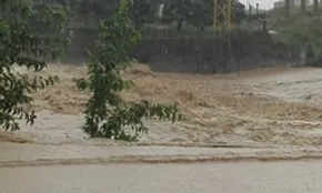 فیلم / خیابان‌های چین در آب غرق شد/ حجم سیلاب را ببینید