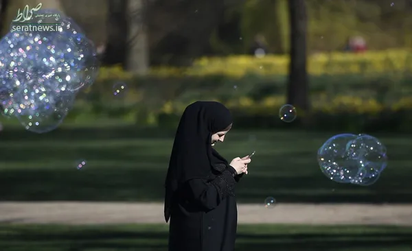 یک زن محجبه در پارک سنت جیمز لندن