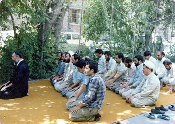  اقامه نماز جماعت به امامت آیت الله بهشتی در حیاط دفتر مرکزی حزب جمهوری اسلامی 