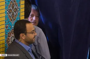عکس/  تبلت با برچسب دانشگاه آزاد در دست محسن هاشمی