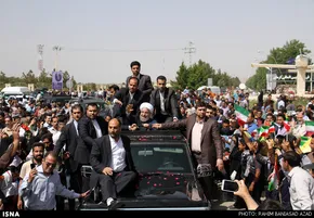 عکس/ بی‌احترامی به تمثال شهدا با بنر روحانی