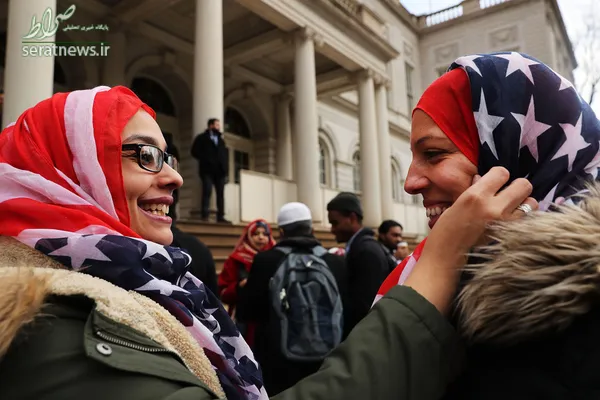 دو افسر پلیس زن با شرکت در مراسم روز جهانی حجاب در نیویورک پرچم آمریکا را به عنوان روسری سر کردند