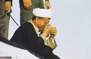 فیلم/ لحظاتی از حضور آیت‌الله خامنه‌ای در مراسم تشییع امام (ره)