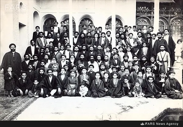 8- مرحوم سلطان‌الواعظین شیرازی در کنار برخی علما  و اهل منبر اصفهان