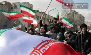 تصاویر / اقامه نماز رهبر انقلاب بر پیکر سرلشکر پاسدار محمدرضا زاهدی و جمعی از همرزمانش و گفتگو با خانواده شهدا