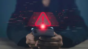 عکس/ شنا با گوشی موبایل در عمق دریا