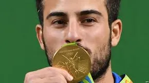 عکس/ سلفي دو مجري زن با قهرمان المپیک