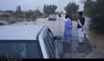 فیلم/ تردد اهالی روستای سیل‌زده «دور» در استان سیستان و بلوچستان با قایق